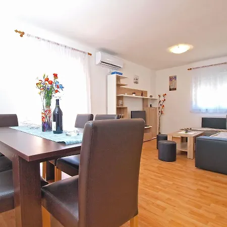 Mala Vala 1332 * Fažana